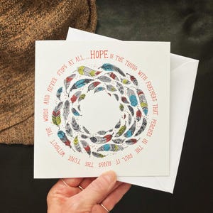 Tarjeta de felicitación "La esperanza es la cosa con plumas"