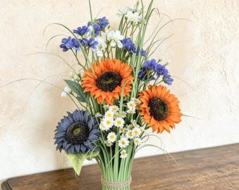 Secchiello di erba di girasole arancione e blu navy, composizione di fiori selvatici resistente ai raggi UV per la festa del 4 luglio, regalo per insegnanti, centrotavola in stile rustico e allestimento per negozi.