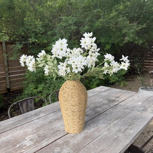 Rama de jazmín blanco artificial, tallo de flor artificial resistente a los rayos UV, tallo largo para jarrón, centro de mesa, decoración del hogar, arreglo floral DIY.