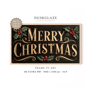 Op de afbeelding: Een rechthoekig digitaal kunstbestand voor een frame-tv met de tekst MERRY CHRISTMAS in goudkleurige, reliëfachtige letters op een donkere, getextureerde achtergrond. Het ontwerp bevat groene hulstbladeren en rode bessen.