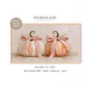 Op de afbeelding: Een olieverfschilderij in een lichte houten lijst met twee pompoenen, een witte en een perzikkleurige, elk versierd met een gestructureerde lichtroze strik. De tekst DUSKGLAZE VINTAGE OIL PAINTINGS, BUY 1 GET 2 FREE, FRAME TV ART, 4K ULTRA HD 3840 x 2160 px 16:9 is zichtbaar.