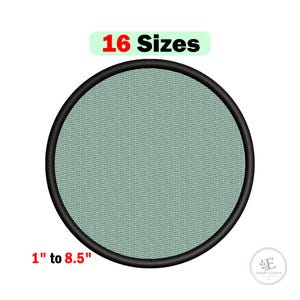 Op de afbeelding: Een ronde patch met een effen saliegroen midden en een dikke zwarte geborduurde rand. Boven de patch staat de tekst 16 Sizes. Onder de patch is de tekst 1 to 8.5 inches zichtbaar, wat het beschikbare bereik aan maten aangeeft.