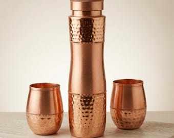 Zuiver koperen waterfles met kopjes - Handgemaakte gehamerde koperen fles, drinkgerei in ayurvedische stijl, luxe geschenkdoos, wellnesscadeau