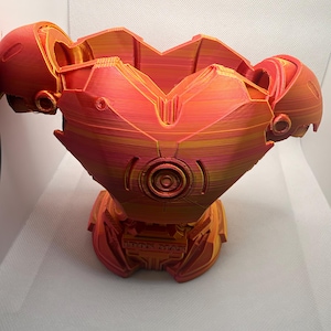 未来的な装甲ボディの鉄製胸像型プランター｜3Dプリント製卓上鉢｜スーパーヒーロー風ディスプレイ｜約6インチ｜マルチカラー装飾鉢