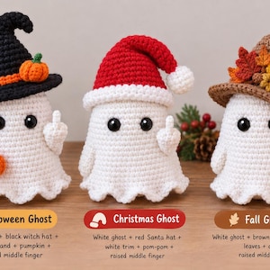 Peut inclure: Trois figurines de fantômes blancs crochetés avec des yeux noirs et un majeur levé. Le premier porte un chapeau de sorcière noir avec une bande orange et tient une citrouille. Le deuxième porte un bonnet de Père Noël rouge. Le troisième porte un chapeau marron avec des feuilles d'automne et un gland.