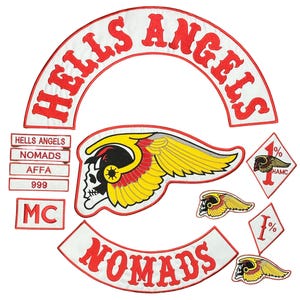 Könnte beinhalten: Eine Sammlung bestickter Aufnäher mit dem Text HELLS ANGELS und NOMADS in Rot auf weißem Hintergrund. Enthält ein großes geflügeltes Totenkopf-Emblem in Gelb, Rot und Schwarz, kleinere geflügelte Totenkopf-Aufnäher und rautenförmige 1%-Aufnäher.