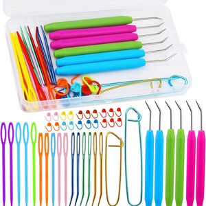 Peut inclure: Un kit de fournitures de loisirs créatifs comprenant une boîte de rangement en plastique transparent remplie de crochets, d'aiguilles à tricoter et de marqueurs de mailles multicolores, ainsi que des épingles à nourrice et des aiguilles coudées.