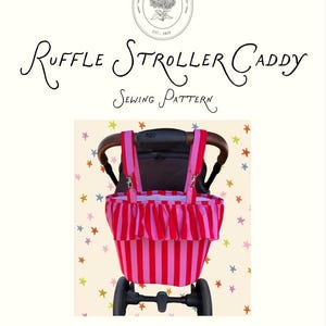 Peut inclure: Un patron de couture pour un Ruffle Stroller Caddy par MadeByKayleereed, établi en 2026. Le document présente un sac de poussette en tissu rayé rose et rouge avec un bord supérieur à volants, fixé à une poignée. Niveau : Confident Beginner.