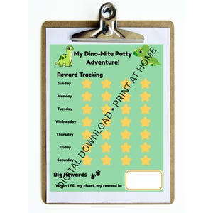 Può includere: Un appunti con un grafico verde intitolato "My Dino-Mite Potty Adventure!" con una grafica di dinosauro. Il grafico ha spazi per tenere traccia delle ricompense con icone a stella e il testo "DOWNLOAD DIGITALE • STAMPA A CASA".