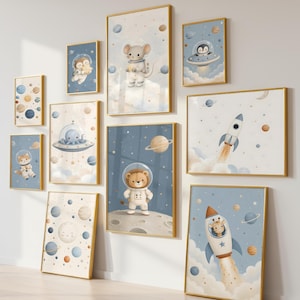 Könnte beinhalten: Ein Set aus zehn gerahmten Wandbildern mit Aquarellillustrationen von Tieren im Weltraum, darunter ein Löwe, eine Maus und eine Giraffe in Astronautenanzügen oder Raketen, umgeben von Planeten, Sternen und Wolken in Blau- und Beigetönen.
