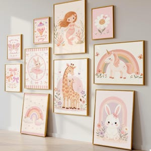 Op de afbeelding: Een set van tien ingelijste wandplaten met illustraties van een zeemeermin, een eenhoorn met regenboog, giraffen, een konijn, een madeliefje, een vlinder, een ijshoorntje en strikjes, in een zacht pastelkleurenpalet met gouden lijsten.
