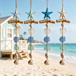 Peut inclure: Quatre décorations suspendues composées d'une étoile de mer, d'un morceau de bois flotté, d'une perle en bois, de trois morceaux de verre poli blanc, bleu et vert, et de deux coquillages, le tout relié par une cordelette en jute naturel.