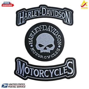 Könnte beinhalten: Ein Set aus drei schwarz-weißen bestickten Aufnähern. Der obere bogenförmige Aufnäher zeigt den Schriftzug Harley-Davidson. Der mittlere runde Aufnäher zeigt einen Totenkopf mit dem Text Harley-Davidson Motorcycles. Der untere Aufnäher zeigt Motorcycles.