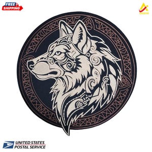 Puede incluir: Un parche bordado circular que presenta una cabeza de lobo estilizada de perfil, realizada con hilo color crema sobre un fondo azul marino oscuro. El lobo está rodeado por un borde decorativo con intrincados patrones geométricos.