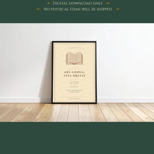 Peut inclure: Une impression numérique présentant une illustration au trait marron d'un livre ouvert au-dessus du texte "ARS LONGA, VITA BREVIS", suivi de "art is long, life is brief", cinq points et "make something worth leaving behind" sur fond crème.