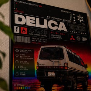 Peut inclure: Une affiche encadrée représentant un van Mitsubishi Delica Star Wagon blanc sur un fond de coucher de soleil. Le texte inclut DELICA, 4D56 2.5L TURBO DIESEL, 1986-1994, et des spécifications techniques. Le design intègre un code-barres, des icônes et un dégradé arc-en-ciel.