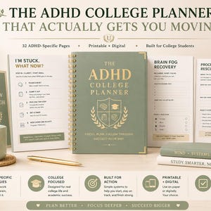 Può includere: Un'agenda ADHD College Planner a spirale color verde salvia con testo dorato e un emblema a scudo. Il set include pagine abbinate intitolate Brain Fog Recovery e Procrastination Rescue, una tazza verde con logo U e due libri impilati.