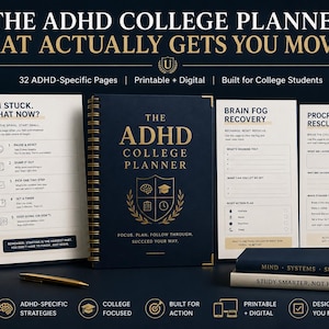 Puede incluir: Una agenda ADHD College Planner azul oscuro con encuadernación en espiral, texto dorado y un logotipo de escudo. El conjunto incluye páginas impresas tituladas I'm Stuck, What Now?, Brain Fog Recovery y Procrastination Rescue, junto a una taza negra.