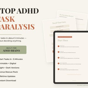 Può includere: Un pianificatore digitale per la gestione delle attività ADHD con il testo STOP ADHD TASK PARALYSIS e BUILT FOR ADHD BRAINS. Il layout include un tablet che mostra una guida Start Here con passaggi numerati e pagine stampabili con elenchi.