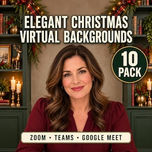 Può includere: Una collezione digitale di 10 eleganti sfondi virtuali natalizi per Zoom, Teams e Google Meet. L'immagine mostra una persona con un top bordeaux davanti a una libreria verde scuro decorata con verde festivo, candele e una renna dorata.