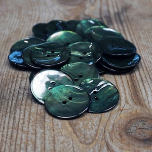 Set of 6 emerald green shell buttons, genuine mother-of-pearl akoya, choose size, for sewing, knitting, crochet, crafting, scrapbooks