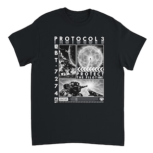Op de afbeelding: Een zwart t-shirt met korte mouwen en een witte grafische print met de tekst PROTOCOL 3 en PROTECT THE PILOT. Het ontwerp bevat drie panelen met een robotfiguur, een gloeiende energiebol en een uitgestrekte mechanische hand.
