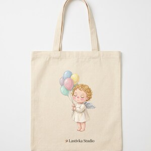 Pode incluir: Uma sacola de lona bege com uma ilustra&ccedil;&atilde;o impressa de um anjo de cabelos cacheados com pequenas asas, segurando um cacho de bal&otilde;es em tons pastel. O texto Lastivka Studio est&aacute; impresso em letras castanho-escuras na parte inferior.