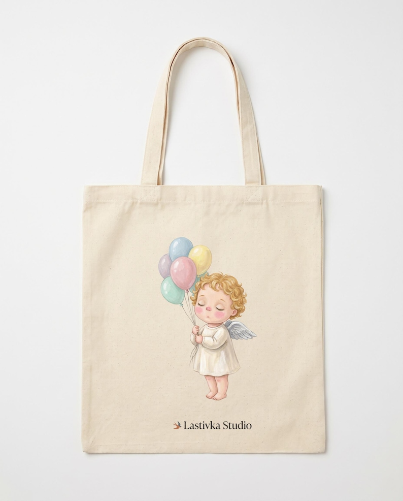 Pode incluir: Uma sacola de lona bege com uma ilustra&ccedil;&atilde;o impressa de um anjo de cabelos cacheados com pequenas asas, segurando um cacho de bal&otilde;es em tons pastel. O texto Lastivka Studio est&aacute; impresso em letras castanho-escuras na parte inferior.