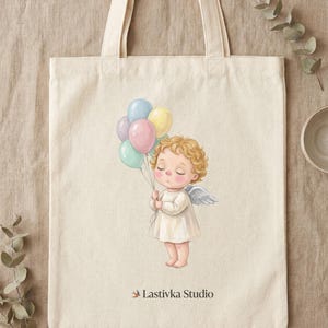Pode incluir: Uma sacola de lona na cor creme com uma ilustra&ccedil;&atilde;o impressa de um pequeno anjo de cabelos loiros cacheados e asas brancas, segurando um grupo de bal&otilde;es em tons pastel. O texto Lastivka Studio est&aacute; impresso em preto abaixo do anjo.