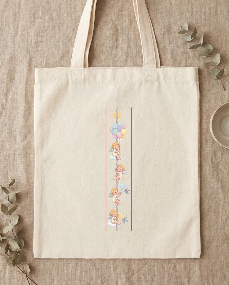 Pode incluir: Uma sacola de lona na cor creme com um design gr&aacute;fico vertical. A ilustra&ccedil;&atilde;o retrata quatro pequenos querubins com asas, cada um segurando um poste central, acompanhados por bal&otilde;es em tons pastel e pequenos p&aacute;ssaros azuis em voo.