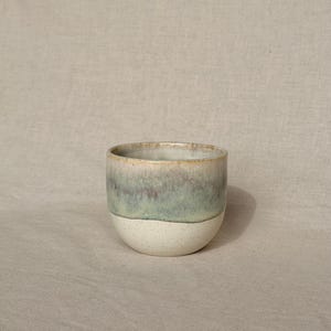 Handgjord keramikmugg | Kaffemugg i keramik | Handtagsfri mugg i neutral färg | Hjulgjuten dricksglas - present