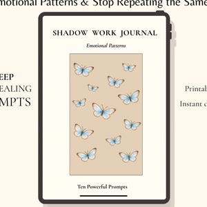 Op de afbeelding: Een digitale tablet met een Shadow Work Journal met een beige kaft en blauwe vlinders. De tekst op het scherm luidt Shadow Work Journal, Emotional Patterns en Ten Powerful Prompts. De omringende tekst bevat 10 Deep Healing Prompts.
