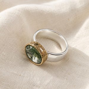 Bague imposante en pierre naturelle verte, cuivre plaqué or, bijou vintage d'inspiration naturelle, cadeau d'anniversaire pour elle