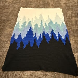 Manta de ganchillo con silueta de bosque / Tapiz de ganchillo hecho a mano / Decoración para cabaña de montaña /