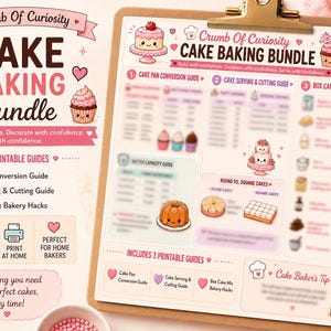 Könnte beinhalten: Ein Crumb Of Curiosity Cake Baking Bundle Set mit druckbaren Anleitungen auf einem Klemmbrett. Das Dokument zeigt rosa und weiße Grafiken, darunter einen Kuchen, einen Cupcake und einen Mixer, mit Text zu Backform-Umrechnungen und Tipps.