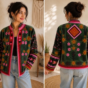 Könnte beinhalten: Eine dunkelgrüne Samtjacke mit Reißverschluss und lebendigen Blumenstickereien in Pink, Orange und Rot. Die Jacke hat einen Stehkragen, lange Ärmel mit geometrischen Mustern und ein markantes rautenförmiges Stickdesign auf dem Rückenteil.