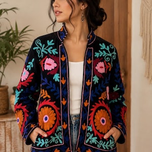 Handgjord Sujani-jacka för kvinnor | Vändbar quiltad bomullsjacka | Boho Kantha broderad kappa | Indisk hantverksjacka med lapptäcke