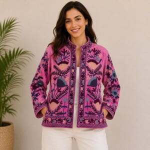 Peut inclure: Une veste rose vif dotée d'un col officier et de manches longues, ornée de broderies florales complexes dans des tons violet foncé, bleu clair et pêche doux. Le modèle ouvert sur le devant comprend deux poches latérales et un ourlet droit.