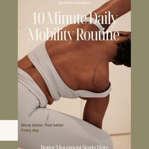 Könnte beinhalten: Ein hellgraues Sport-Top und Leggings-Set mit dem Text 10 Minute Daily Mobility Routine, @vitalmvmtproject, Move better. Feel better. Every day., und Better Movement Starts Here in Weiß auf einem olivgrünen Hintergrund.