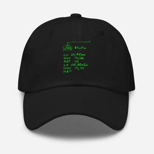 Peut inclure: Une casquette de baseball noire avec un motif brodé en vert vif sur le devant. Le design comprend une boîte étiquetée PAS, une flèche et plusieurs lignes de texte manuscrit qui semblent être du code technique ou des instructions.