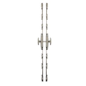 Könnte beinhalten: Ein Cremone-Riegel-Set aus silberfarbenem Metall mit zwei langen vertikalen Stangen und dekorativen Formdetails. Der zentrale Mechanismus umfasst einen horizontalen Griff und eine runde Platte zur Sicherung von Doppeltüren oder Fenstern.