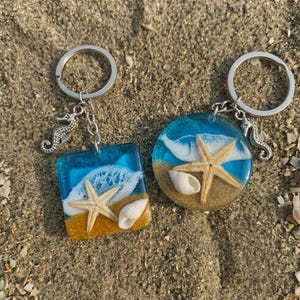Llavero de resina hecho a mano con diseño de playa oceánica, arena real, conchas marinas y estrellas de mar personalizadas.