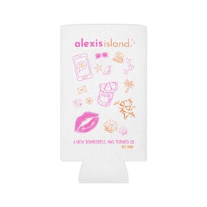 Op de afbeelding: Een witte schuimrubberen blikjeskoeler met de roze en oranje tekst alexis island en A NEW BOMBSHELL HAS TURNED 28 EST. 1998. Het ontwerp bevat lijntekeningen van een smartphone, zonnebril, taart, hartjes, zeesterren, schelpen, een drankje, palmboom en lippen.