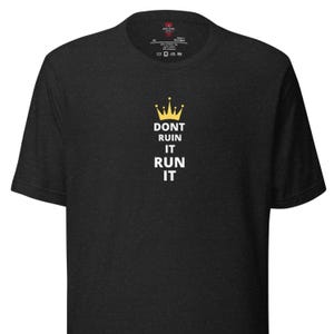 Peut inclure: Un t-shirt à manches courtes gris anthracite chiné avec un motif de couronne jaune au-dessus du texte blanc DONT RUIN IT RUN IT. L'étiquette intérieure indique la taille XS, l'origine Nicaragua et une composition de 50% coton et 50% polyester.