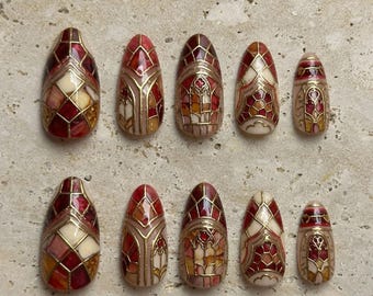 Künstliche Fingernägel mit Buntglas-Motiv, gotische Kathedralen-Nägel, rot-goldene Nägel, luxuriöse 3D-Nägel, Mosaik-Nägel, handgefertigte künstliche Nägel, Vintage-Sommer-Nägel