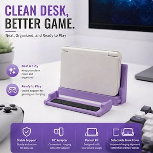 Puede incluir: Un soporte de plástico de color morado claro para consola de juegos que sostiene un dispositivo portátil blanco. El soporte cuenta con una base antideslizante negra. El texto en la imagen incluye: CLEAN DESK, BETTER GAME. Neat, Organized, and Ready to Play.