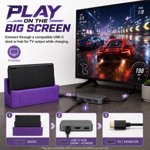 Op de afbeelding: Een paars oplaadstation met een zwarte handheld gameconsole, verbonden met een grijze USB-C-hub met HDMI- en stroompoorten. De hub verbindt de console met een televisiescherm waarop een racespel te zien is. Tekst: PLAY ON THE BIG SCREEN.