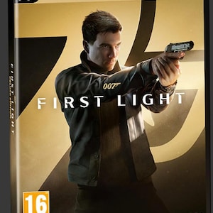 Könnte beinhalten: Deluxe Edition PC-Spielbox für "First Light" mit einem Mann, der eine Waffe zielt. Das Cover hat einen goldenen und schwarzen Hintergrund mit dem Text "007" und "FIRST LIGHT". Das Spiel ist ab 16 Jahren freigegeben.