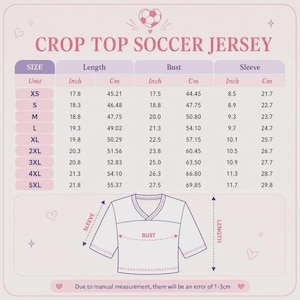 K&ouml;nnte beinhalten: Eine hellrosa und wei&szlig;e Gr&ouml;&szlig;entabelle f&uuml;r ein kurzes Fu&szlig;balltrikot. Die Tabelle listet Ma&szlig;e in Zoll und Zentimetern f&uuml;r die Gr&ouml;&szlig;en XS bis 5XL auf, einschlie&szlig;lich L&auml;nge, Brustumfang und &Auml;rmell&auml;nge, mit einem Diagramm zur Messanleitung.