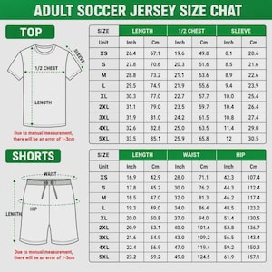 K&ouml;nnte beinhalten: Eine Gr&ouml;&szlig;entabelle f&uuml;r Fu&szlig;balltrikots f&uuml;r Erwachsene mit einer Skizze eines wei&szlig;en T-Shirts und einer Shorts sowie Ma&szlig;linien. Die Tabelle zeigt L&auml;ngen-, Brust-, &Auml;rmel-, Taillen- und H&uuml;ftma&szlig;e in Zoll und Zentimetern f&uuml;r die Gr&ouml;&szlig;en XS bis 5XL an.